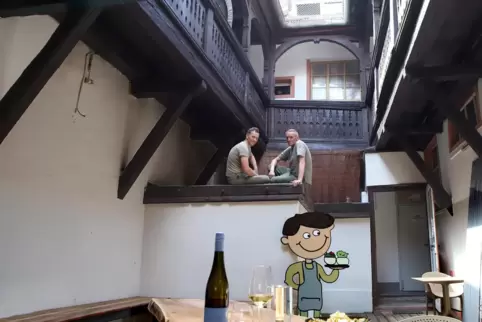 Tischen Gästen nun auch im Innenhof ihre Speisen auf: Oliver Weisch (links) und Lukas Ksiazek. 