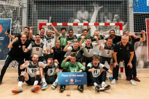 Die deutschen Gehörlosenhandballer feiern ihren ersten WM-Sieg. 