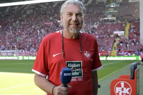 Horst Schömbs, wie die FCK-Fans ihn seit Jahren kennen: mit dem Mikro in der Hand vor einem Heimspiel. 