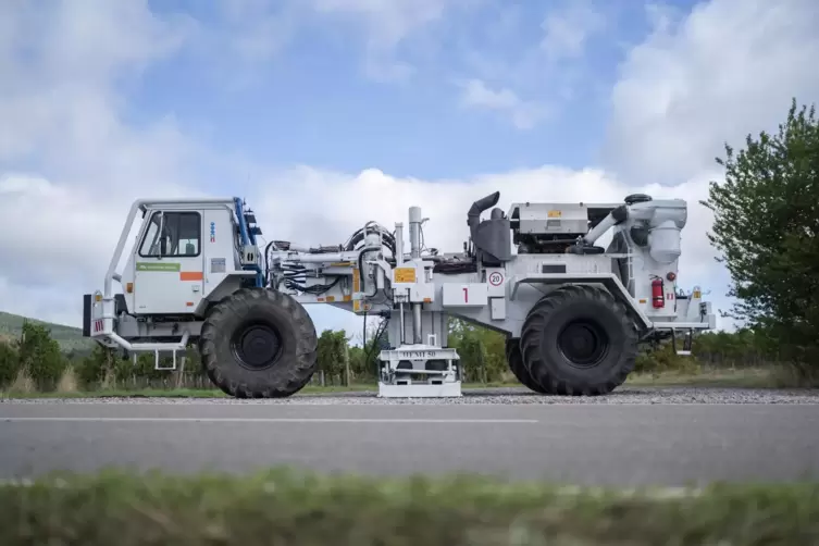 Vibro-Trucks, die mit tonnenschweren Stahlplatten ausgerüstet sind, unternehmen Rüttelfahrten zur Bodenerkundung. 