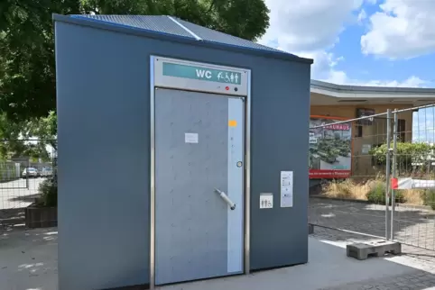 Noch hinter einem Bauzaun, aber bald nutzbar: die Toilette am Bahnhof. 