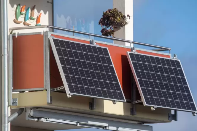 Photovoltaik auf dem Balkon soll gefördert werden. Wie genau, steht aber erst im Herbst fest.