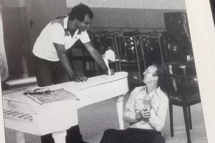 Regisseur Blum (sitzend) mit dem S&auml;nger Walter Groh bei Proben zur Oper &bdquo;Hoffmanns Erz&auml;hlungen&ldquo;, die am 20. September 1980 am Pf