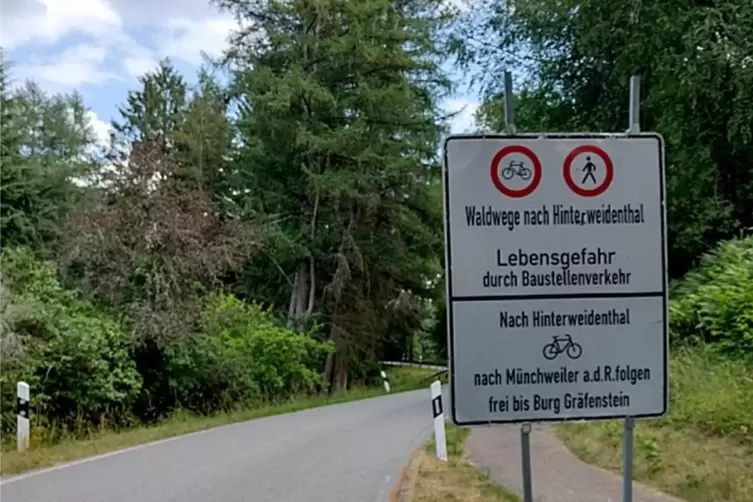 F&uuml;r Radfahrer und Wanderer ist das Zieglertal gesperrt. Wegen der schweren Maschinen herrscht Lebensgefahr.