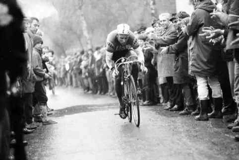 Vollgas: Rolf Wolfshohl bei einem Rennen 1970. Von den Zuschauern umjubelt, aber allein ohne Team unterwegs. 