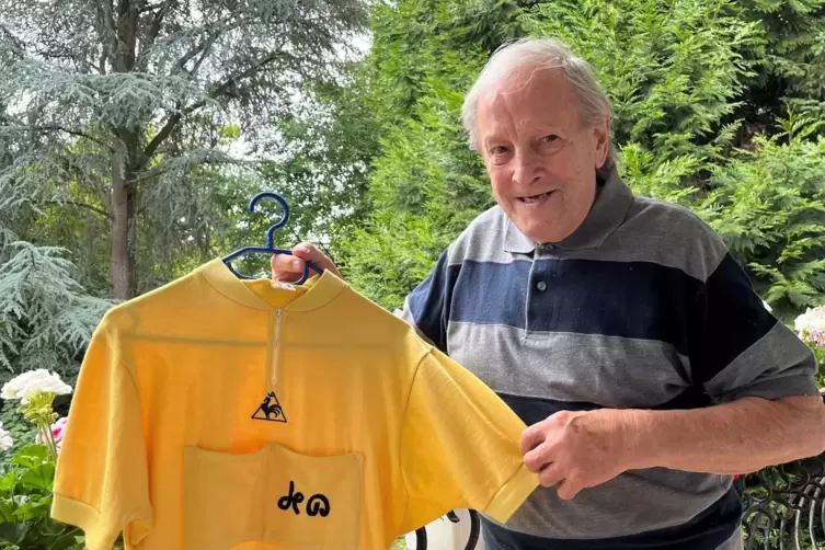 Voller Stolz : Rolf Wolfshohl auf seinem Balkon mit dem Gelben Trikot. Seine Mutter kaufte ihm 1953 das erste Rad &ndash; ein Miele-Hi
