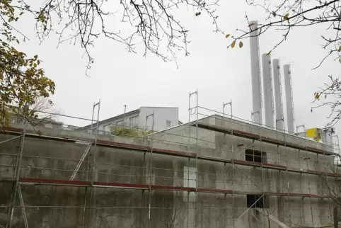 Seit vielen Jahren betreibt die stadt wörth ein Fernwärmekraftwerk, das mit Holzhackschnitzel beheizt wird. 