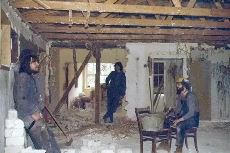 Vor der Er&ouml;ffnung 1983 musste erst einmal kr&auml;ftig saniert werden. Etwa 25 junge Leute um die 20 waren damals mit im Boot.