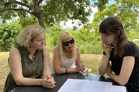 Bürgin und Stromleiter, zwei Bedeutungen, ein Wort: Tautvyda Marcinkeviciute (Mitte) und Lara Rüter (rechts) mit Übersetzerin Ru Bürgin und Stromleiter, zwei Bedeutungen, ein Wort: Tautvyda Marcinkeviciute (Mitte) und Lara Rüter (rechts) mit Übersetzerin Ru