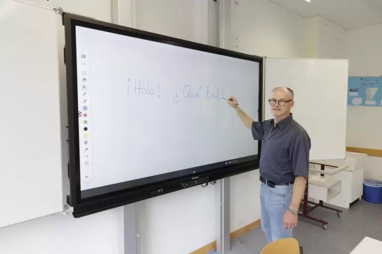 Peter Leister vom Albert-Schweitzer-Gymnasium ist von den Möglichkeiten der Whiteboards überzeugt. Über die neue Technik sagt er