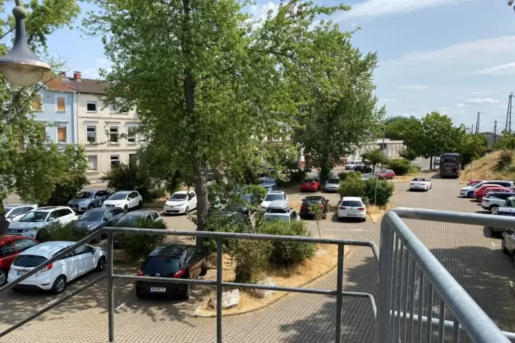 Der hinter dem Areal Esso-Tankstelle liegende Parkplatz der Deutschen Bahn. 