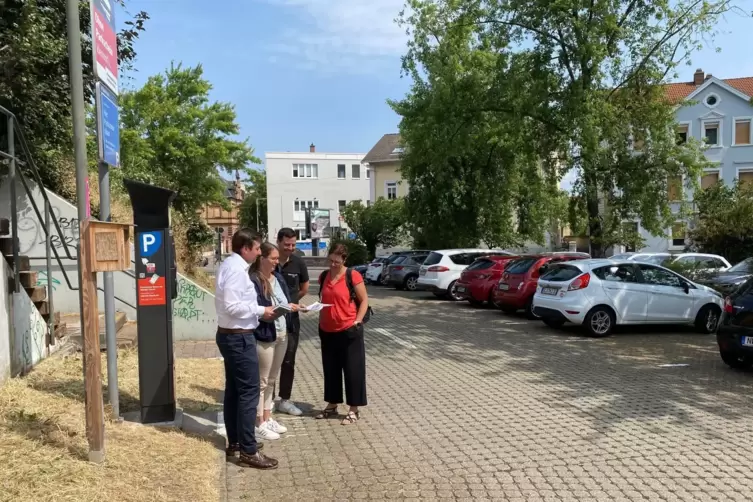 Stimmen sich regelm&auml;&szlig;ig ab: Bahnhofsmanager Martin B&uuml;chle (links), Martina Pauly (Zweite von links) und Carmen Wunn von der Stad