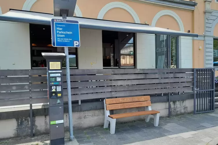 Neue DB-Mitfahrerbank vor dem Hauptbahnhof. 