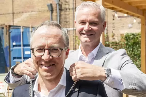 Übergabe der Amtskette: Bernd Helmig führt Oliver Kolb ein.