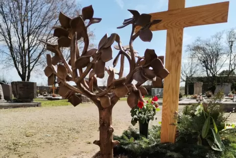 Stilisierter Baum aus Metall: Viele Menschen gestalten die letzte Ruhestätte ihrer Angehörigen individuell. Ein Grabräuber hat e