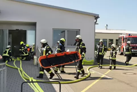 Alarmübung bei der Heinrich-Kimmle-Stiftung am Staffelhof: Die Feuerwehr kümmert sich um „Verletzte“. 