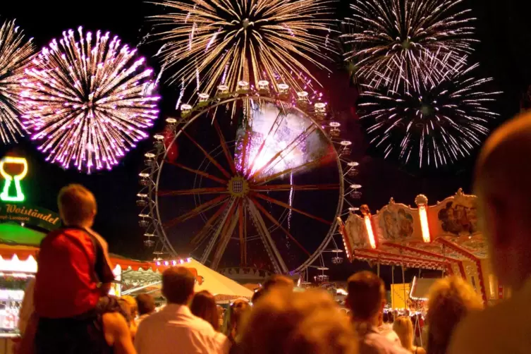 Ahhh, ohhh, uihhh: Das große Feuerwerk zum Abschluss des Speyerer Brezelfestes lockt jedes Jahr Menschenmassen aufs Festgelände.
