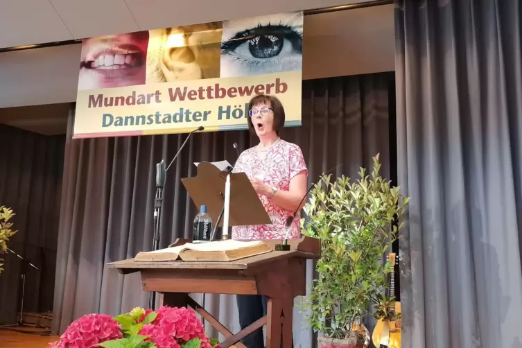  Maritta Reinhardt siegte in der Kategorie Lyrik , sie erz&auml;hlt vom &bdquo;Iwwerfall vum L&auml;we&ldquo; .