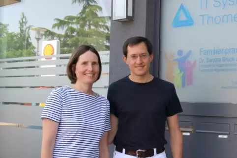 Sandra Brück und Andreas Herzog vor dem Eingang ihrer neuen Praxis in Wachenheim