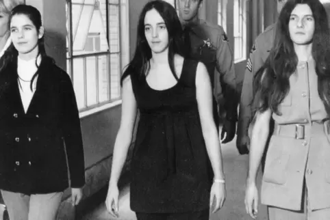 Leslie Van Houten (links) mit Susan Atkins (Mitte) und Patricia Krenwinkel 1970 während des Manson-Prozesses in Los Angeles.