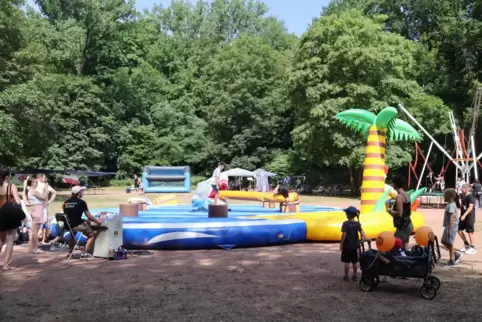 Bei der Haiattacke mussten die Kinder im richtigen Moment aufspringen und wieder auf ihrem Podest landen, um nicht umgefegt zu w