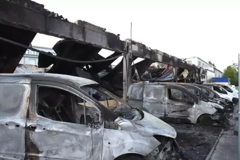 Ein Bild der Zerstörung: Auf der Südseite des Autohandels sind auch die Autos ausgebrannt, die vor dem Gebäude standen. 