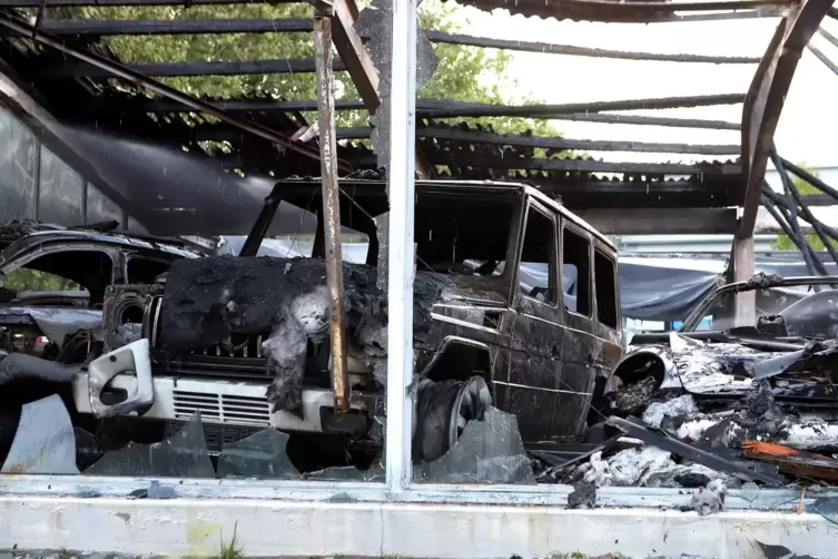 In der Ausstellungshalle standen Autos unterschiedlicher Marken, darunter wohl auch Porsche, so die Feuerwehr.