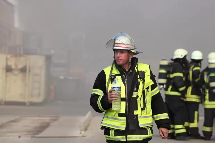 Dirk Hargesheimer hat als oberstes Feuerwehrmann in Landau schon viel erlebt, hier eine Szene des Brandes bei der Recyclingfirma
