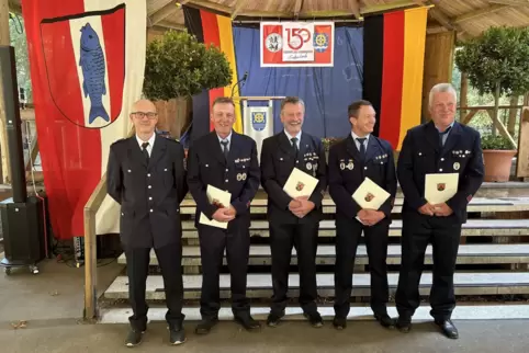 45 Jahre im Einsatz der Freiwilligen Feuerwehr Erfenbach: Martin Gugel (links) ehrt Jürgen Dein, Berthold Wandschneider, Jürgen 