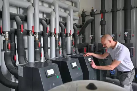 Moderne Wärme-Wasserpumpen im Keller eines Altbaus. 