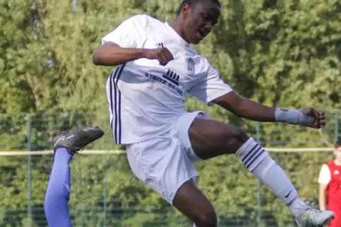 Flugeinlage: Ousmane Diallo vom SVK über Winnweilers Tormann Luca Leon Krehbiel. 