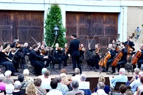 Im Wachenheimer Weingut Bürklin-Wolf spielt beim Sommerkonzert das Württembergische Kammerorchester.