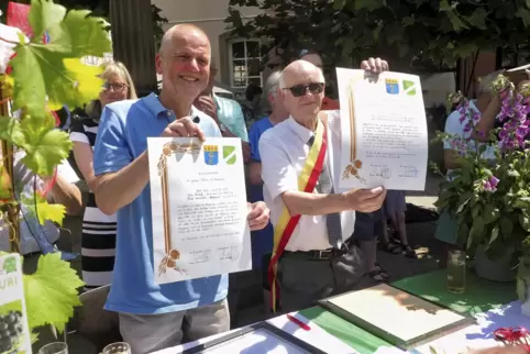  Die beiden Stadtbürgermeister Jochen Hartloff und Michel Kotovtchikhine unterzeichneten ein Freundschaftsprotokoll zum 50-jähri