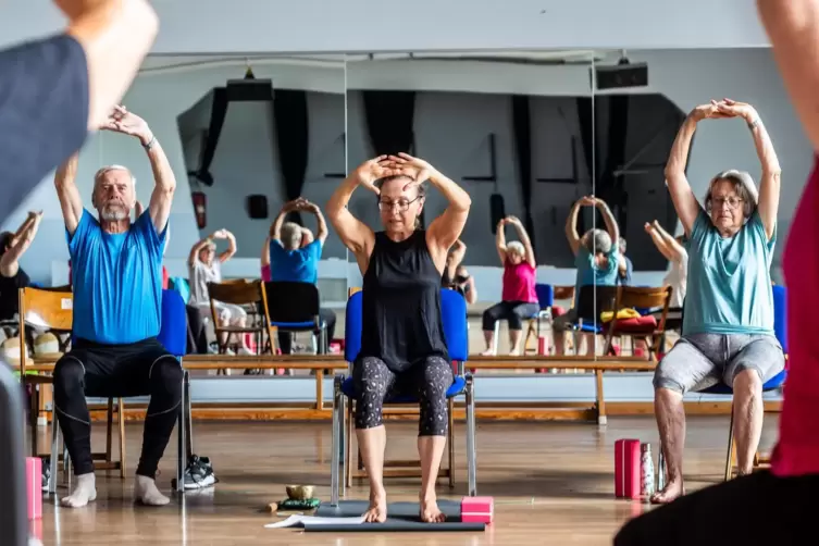 „Yoga auf und mit dem Stuhl“ mit Stephanie Kleber.