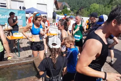 Im Ziel erst mal quatschen: Pia Winkelblech (links) mit Verena Becker und rechts dahinter die Siegerin Franziska Schrader mit Ma