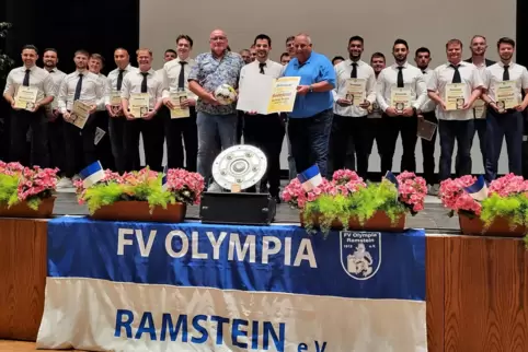 Die Meistermannschaft des FV Olympia Ramstein wird geehrt. 