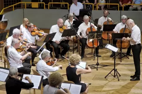 Wegen der Gewitterwarnung wichen die Musiker in die Fritz-Wunderlich-Halle aus. 