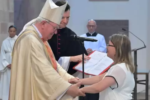 Weihbischof Otto Georgens sendet Nicole Gajos in den seelsorglichen Dienst aus. Sie wird zum 1. August ihre neue Stelle in der P