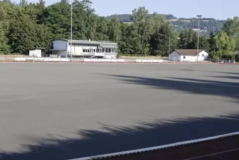 Derzeit präsentiert sich die Spielfläche im Rockenhausener Stadion Obermühle im Schotter-Gewand. In der kommenden Woche beginnt Derzeit präsentiert sich die Spielfläche im Rockenhausener Stadion Obermühle im Schotter-Gewand. In der kommenden Woche beginnt