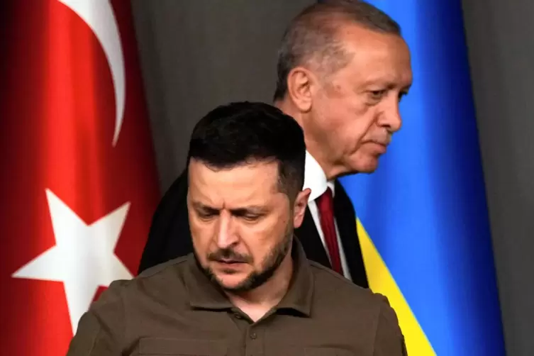 Präsident Recep Tayyip Erdogan (hinten) und Wolodymyr Selenskyj, Präsident der Ukraine. 