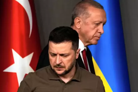 Präsident Recep Tayyip Erdogan (hinten) und Wolodymyr Selenskyj, Präsident der Ukraine. 