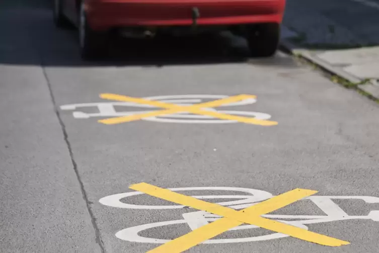Ein bezeichnendes Bild für die Kehrtwende in Berlin: Die Fahrradsymbole auf dem bereits eingerichteten Radstreifen auf der Ollen