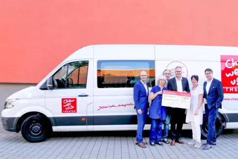 Freuen sich über den neuen Tourbus: Svend Larsen, Vorstandsmitglied Sparkasse Südpfalz, die Schauspieler Monika Kleebauer und Be