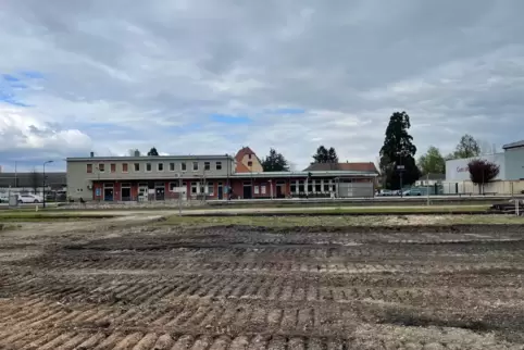 Der Bahnhof in Weißenburg. Das Gelände des ehemaligen Güterbahnhofs wurde gerodet.