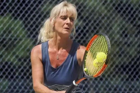 Konzentriert beim Aufschlag: Natascha Christoffel, die Spitzenspielerin der Damen 50 des ASC Bunker Boy’s Brücken . 