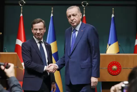 Recep Tayyip Erdogan (rechts), Präsident der Türkei, und Ulf Kristersson, Ministerpräsident von Schweden, bei einem Treffen im N