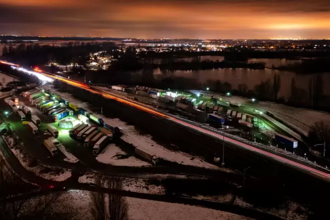 Binsfeld: vorne die A61 mit dem Rastplatz Spitzenrheinhof, dahinter die Badeseen. Befürchtet wird, dass die Bahn in diesen Berei Binsfeld: vorne die A61 mit dem Rastplatz Spitzenrheinhof, dahinter die Badeseen. Befürchtet wird, dass die Bahn in diesen Berei