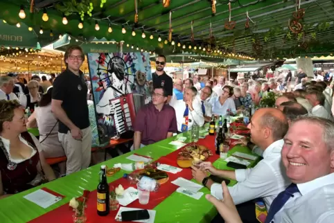 Letzte Motivation für die Auktion: Das Brezelfest-Bild wird durch die Reihen des Festzelts getragen. Thomas Traue, Chef der Spar