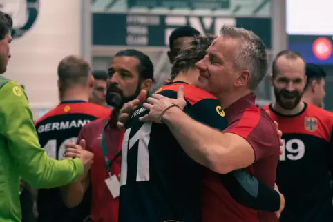 Trainer Alexander Zimpelmann herzt seine Jungs nach dem Einzug ins Halbfinale. 