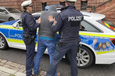 Polizisten nehmen direkt vorm Polizeipräsidium Westpfalz einen mutmaßlichen Täter fest. Sie verrichten einen wichtigen und gefäh